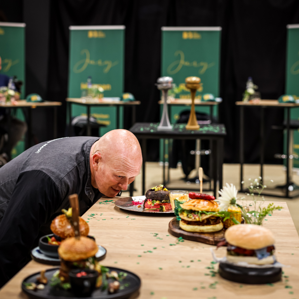 kok die borden inspecteert die opgediend zijn