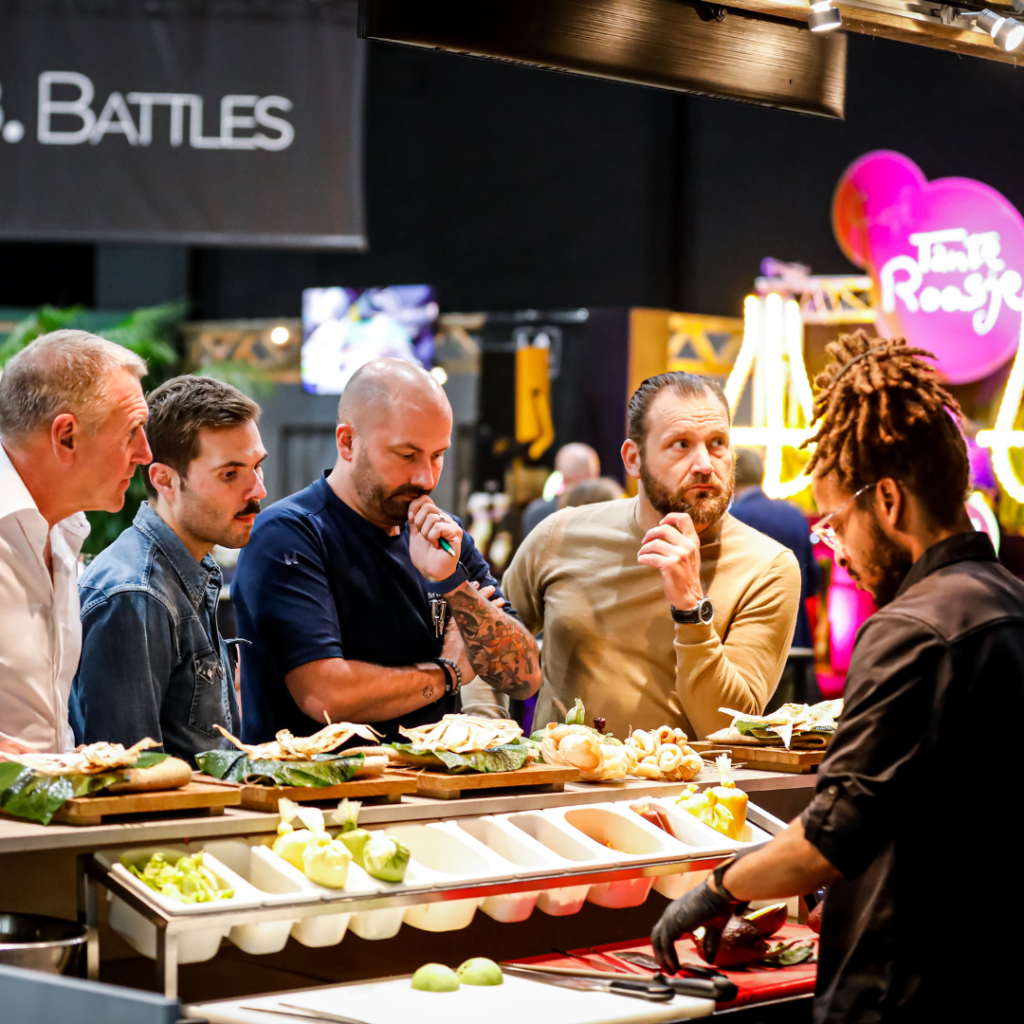 bezoekers in de rij bij de cocktail bar