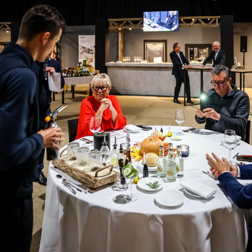 personen die aan het dineren zijn