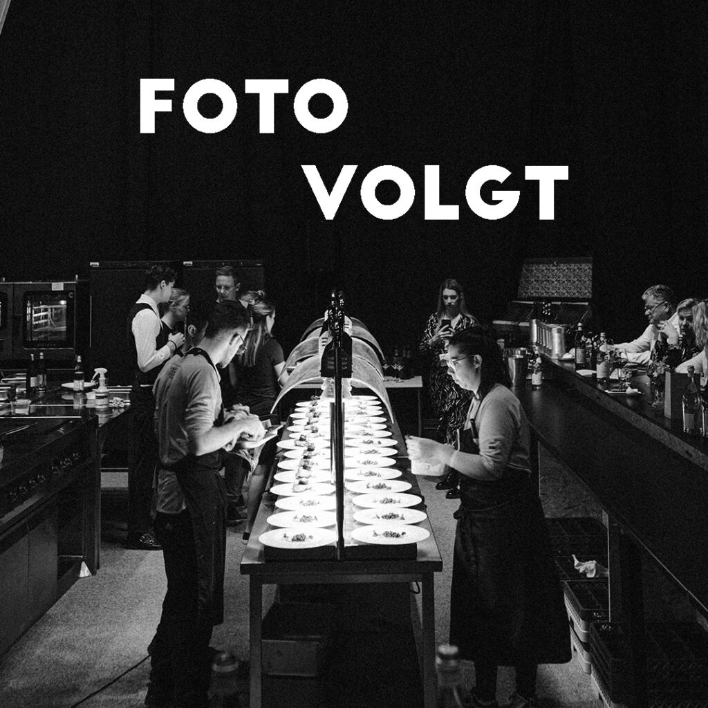 personen die eten klaarzetten om uit te serveren